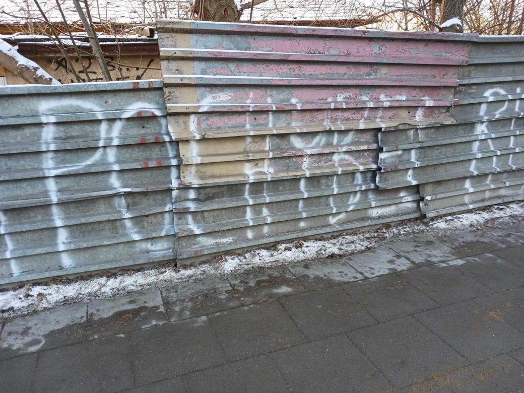 Graffiti z błędem ortograficznym