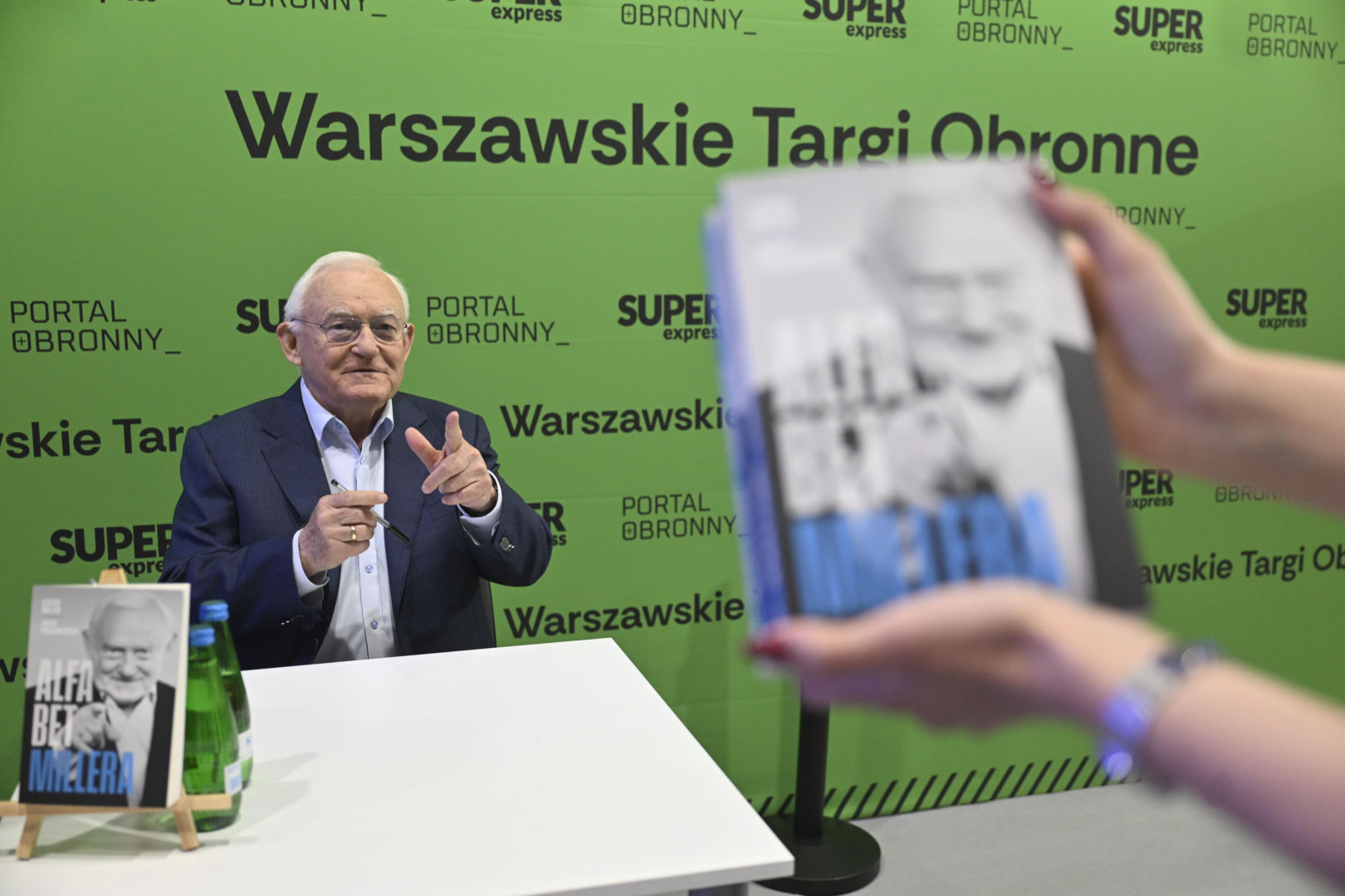 Były premier Leszek Miller na warszawskich Targach Obronnych