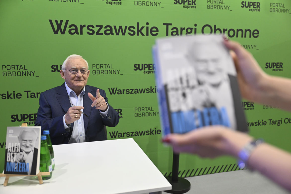 Były premier Leszek Miller na warszawskich Targach Obronnych