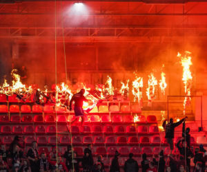 Kibice Wisły Kraków podpalili własny stadion