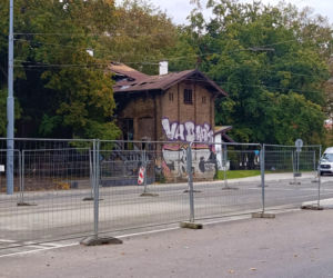 Spalony domek grabarza na Pomorzanach