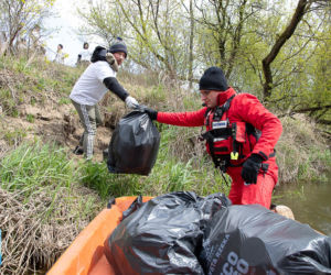 Ponad 2 tony śmieci wyzbierane z brzegów Narwi! Operacja Czysta Rzeka w Łomży za nami