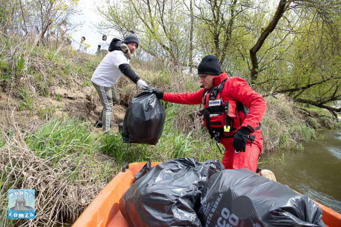 Ponad 2 tony śmieci wyzbierane z brzegów Narwi! Operacja Czysta Rzeka w Łomży za nami
