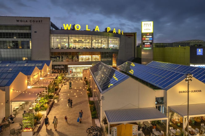 Oświetlone budynki Ogrodów Ulricha przy centrum handlowym Wola Park o zmierzchu. O finałach lata przeczytasz na SE.