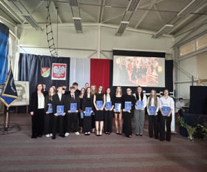 Czwartoklasiści po absolutorium. Wkrótce matury