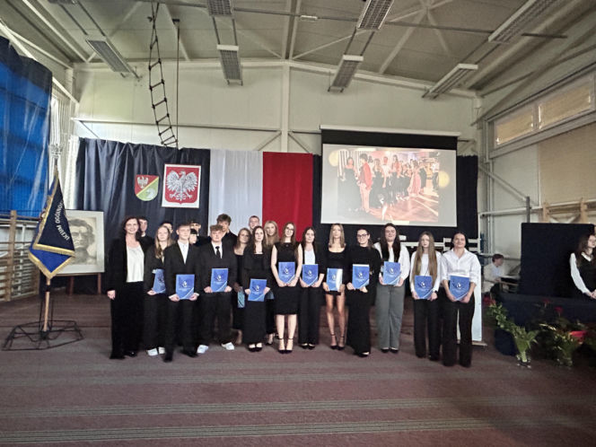 Czwartoklasiści po absolutorium. Wkrótce matury