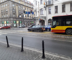 Po zmianie ruchu w centrum Wrocławia kierowcy pchają się prosto pod tramwaje!