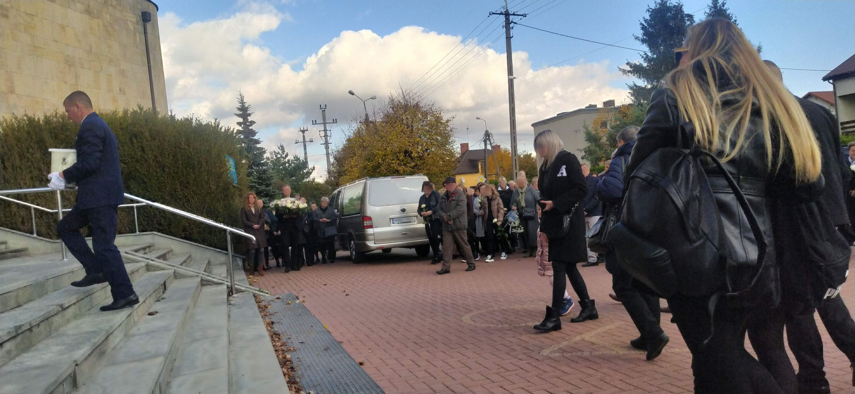 Białe róże okryły grób pięknej Wiktorii. Morze łez po śmierci 25-latki z Łochowa