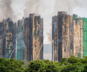 To najtragiczniejszy pożar w Hongkongu od dziesięcioleci. Bilans ofiar wzrósł do 94. Strażacy muszą przeszukać 2 tysiące mieszkań