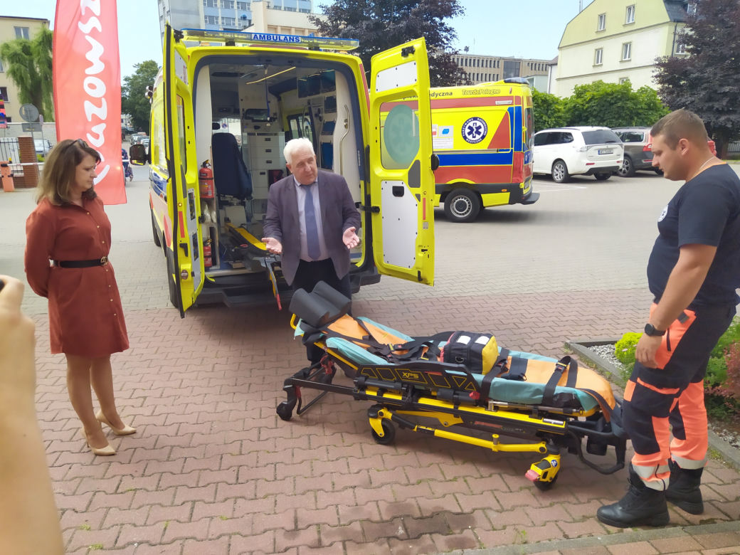 Jak wygląda karetka bariatryczna zakupiona z BOM dla rejonu siedleckiego