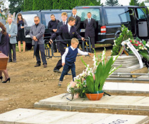 Sieroty żegnały rodziców kwiatami