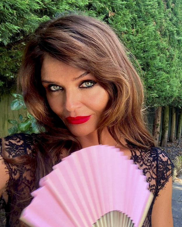 Helena rozgrzewa półnagim ciałem nawet posągi! Sławna modelka ma 54 lata 