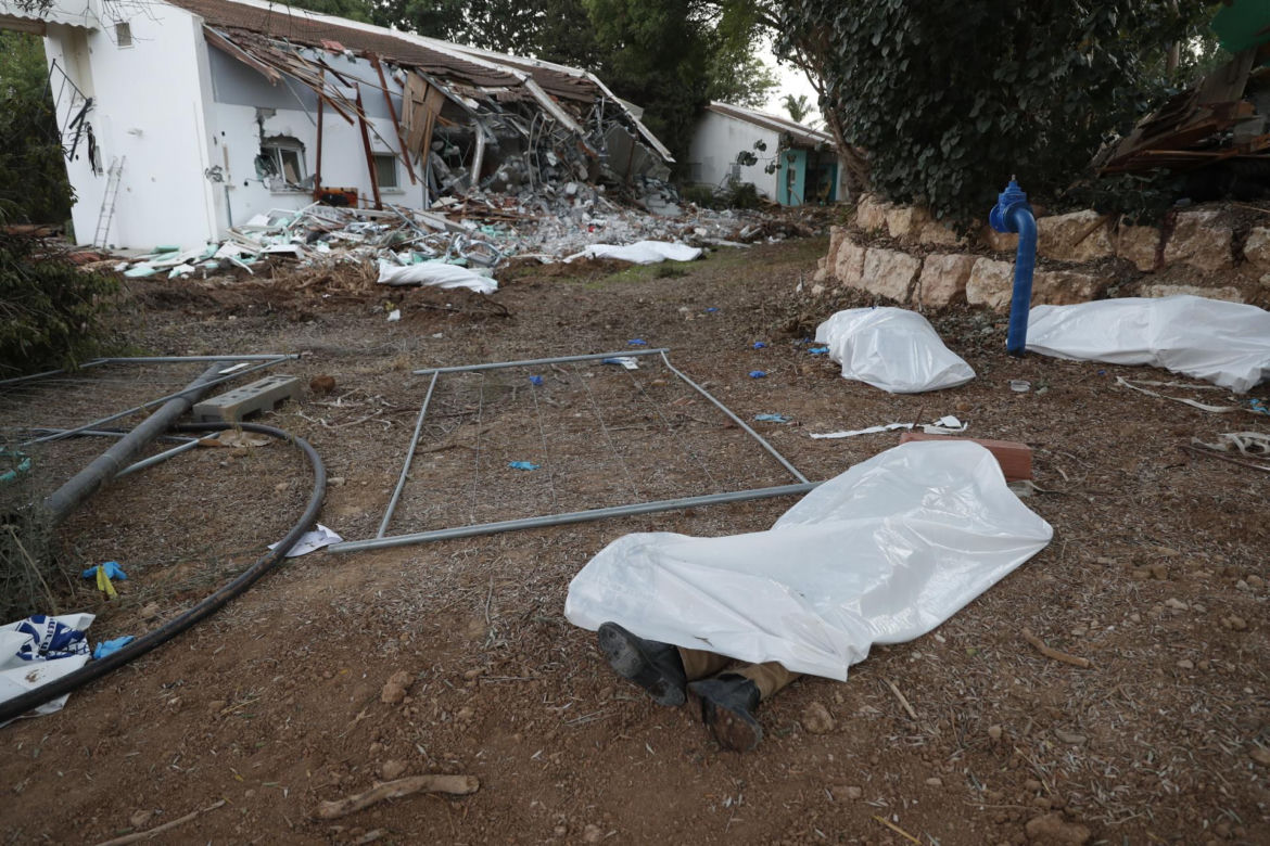 Rzeź w Izraelu. Hamas wciął dziecko z łona ciężarnej. "Chowaliśmy się pod stertą martwych ciał"