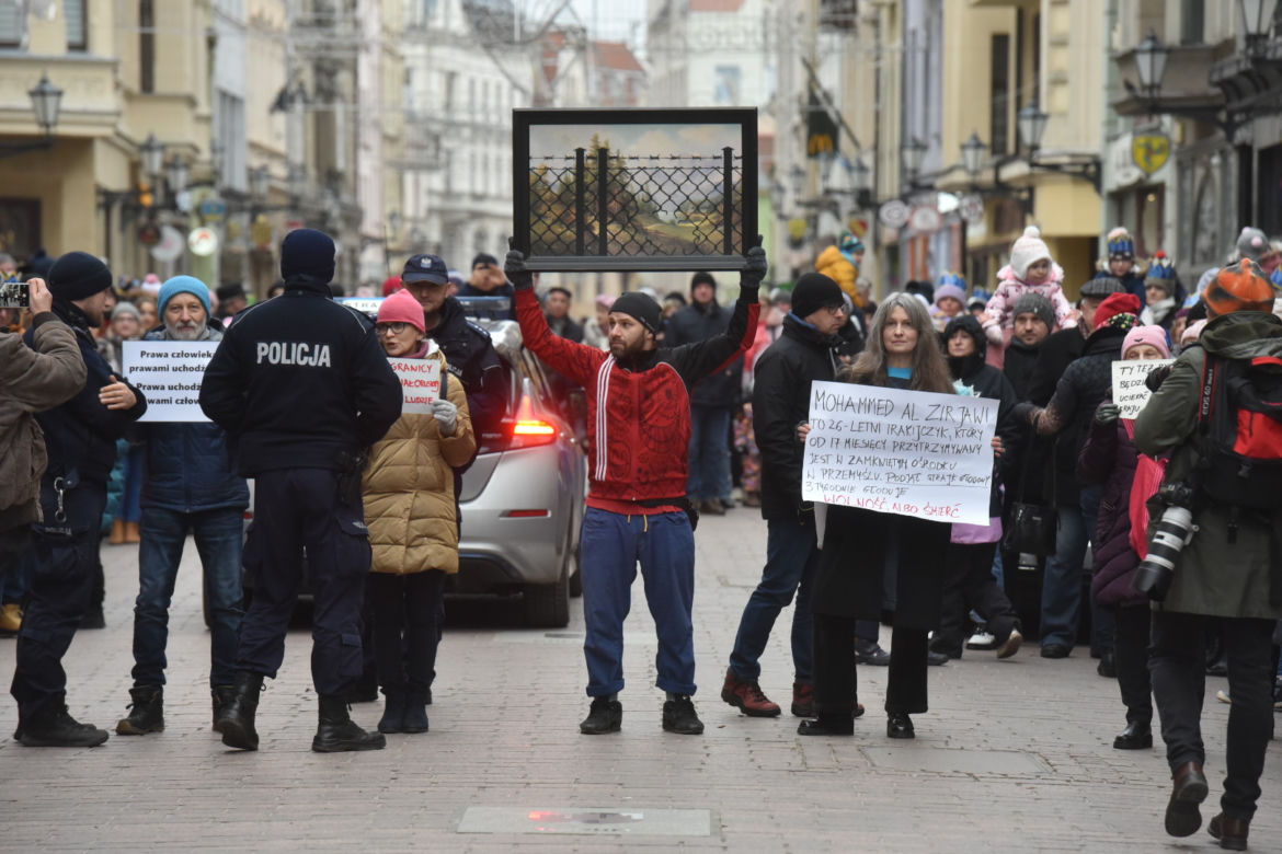 Orszak Trzech Króli 2023 w Toruniu. Efektowne figury, piękne kolory i aktywiści o dramacie uchodźców