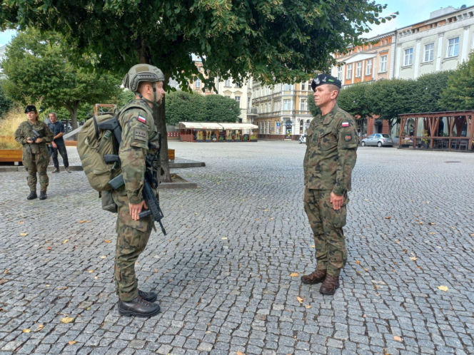 Z Rynku w Lesznie wystartował 7. Rajd na Wschowę. ​Na pamiątkę marszu wojsk w 1939 roku