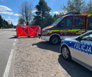 Tragiczny wypadek na DW 811 w Nowych Hołowczycach. Kierowca busa potrącił pieszą