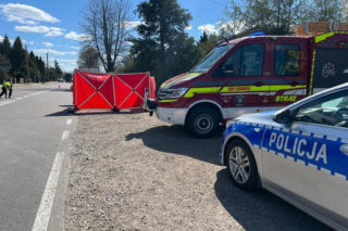 Tragiczny wypadek na DW 811 w Nowych Hołowczycach. Kierowca busa potrącił pieszą