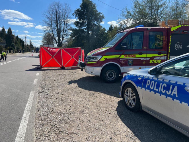 Tragiczny wypadek na DW 811 w Nowych Hołowczycach. Kierowca busa potrącił pieszą