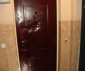 Noc grozy w bloku w Czerwionce-Leszczynach. Agresor ostrzelał drzwi sąsiada i groził mu śmiercią