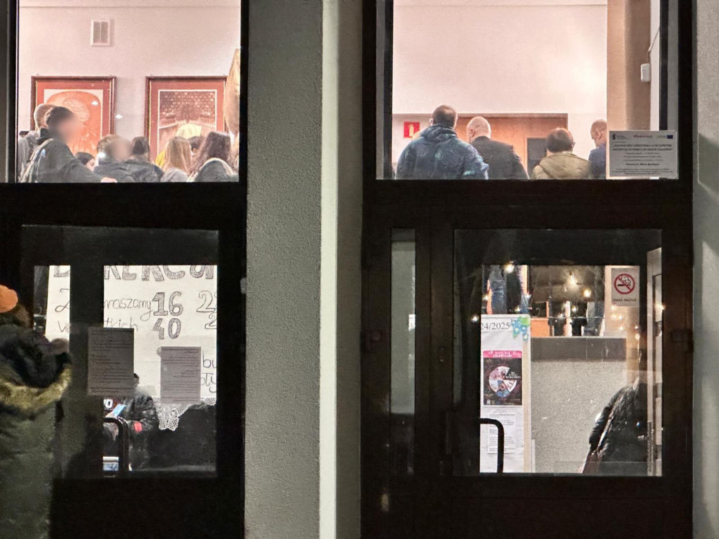 Bunt uczniów w Sulejówku po zwolnieniu dyrektorki. Otoczyli burmistrza, ktoś rozpylił gaz pieprzowy