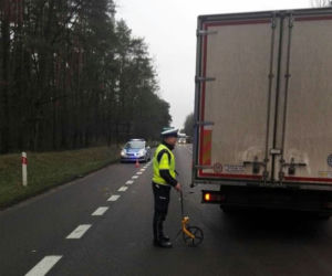 Policjanci wyjaśniają okoliczności wypadku, do którego doszło na DK 8 przed wjazdem do Suwałk od strony Augustowa