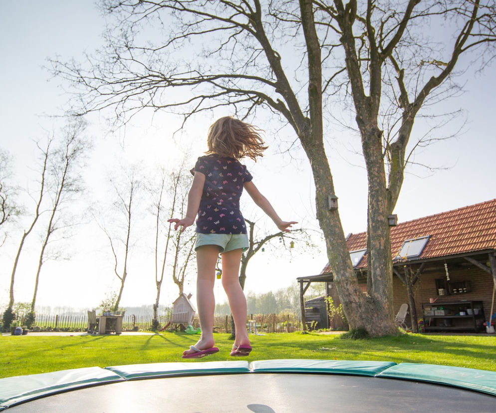 20-latek wjechał rozpędzonym autem w trampolinę