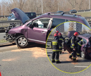 Auto zawisło na barierkach. Groźny wypadek na trasie Siekierkowskiej