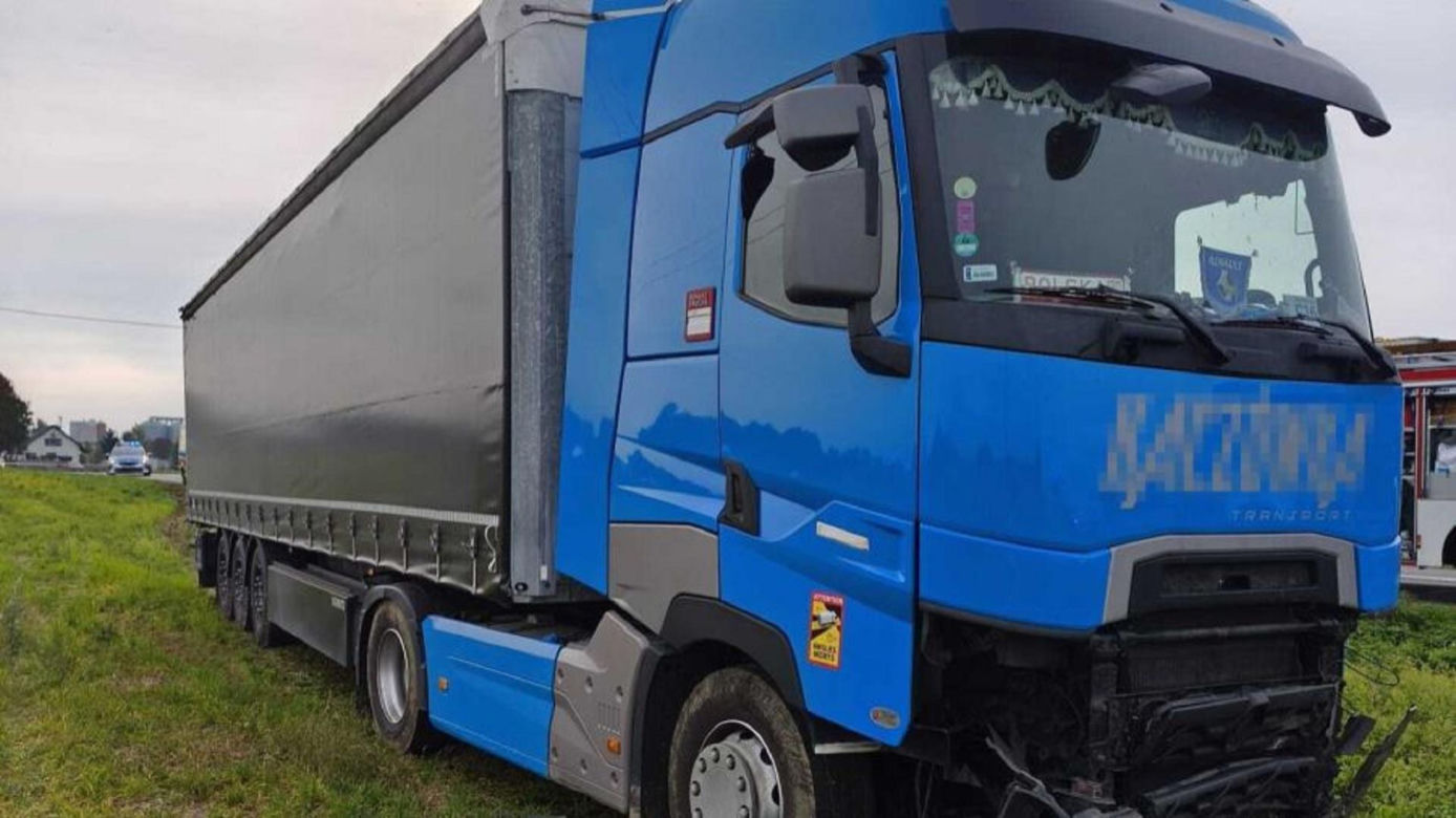 Tragiczne zderzenie dwóch osobówek z ciężarówką! Kobieta nie miała szans