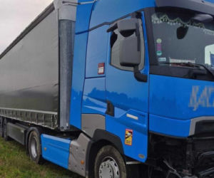 Tragiczne zderzenie dwóch osobówek z ciężarówką! Kobieta nie miała szans