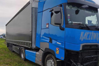 Tragiczne zderzenie dwóch osobówek z ciężarówką! Kobieta nie miała szans