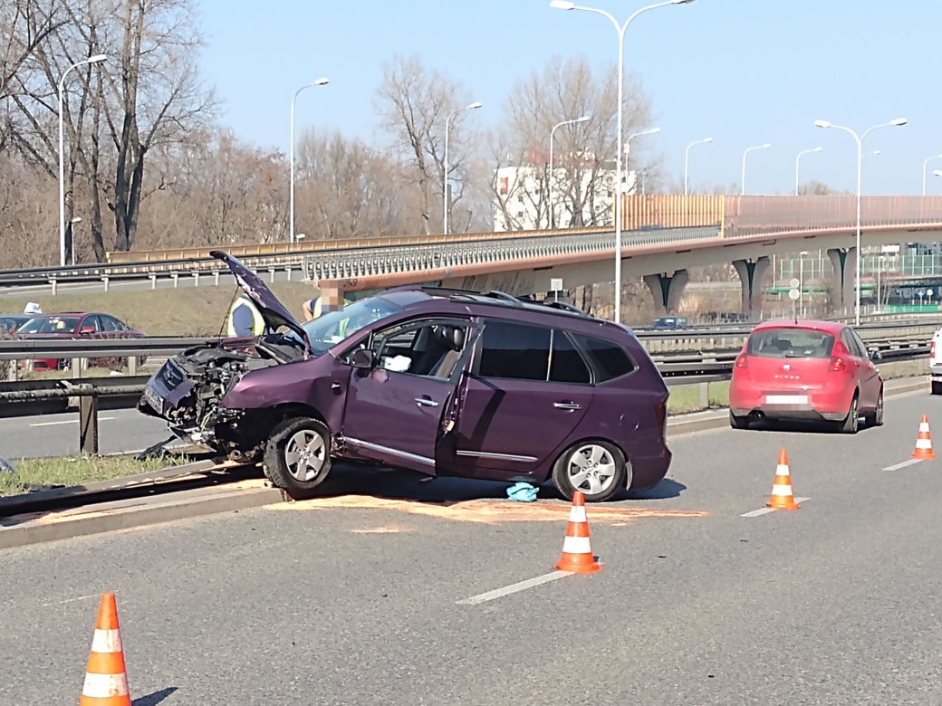 Auto zawisło na barierkach. Groźny wypadek na trasie Siekierkowskiej