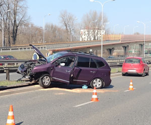 Auto zawisło na barierkach. Groźny wypadek na trasie Siekierkowskiej