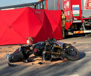 Dwa śmiertelne wypadki na drogach Mazowsza. Rowerzysta i motocyklista zginęli po potrąceniu