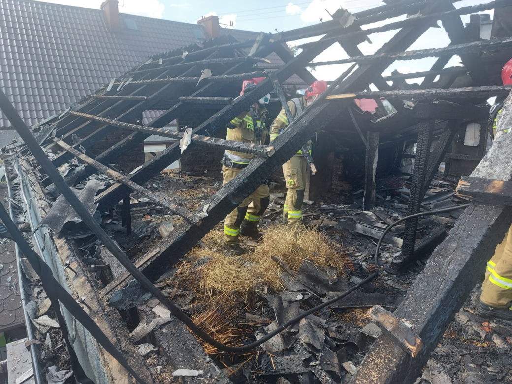 Na Gronowie w Lesznie palą się budynki gospodarcze