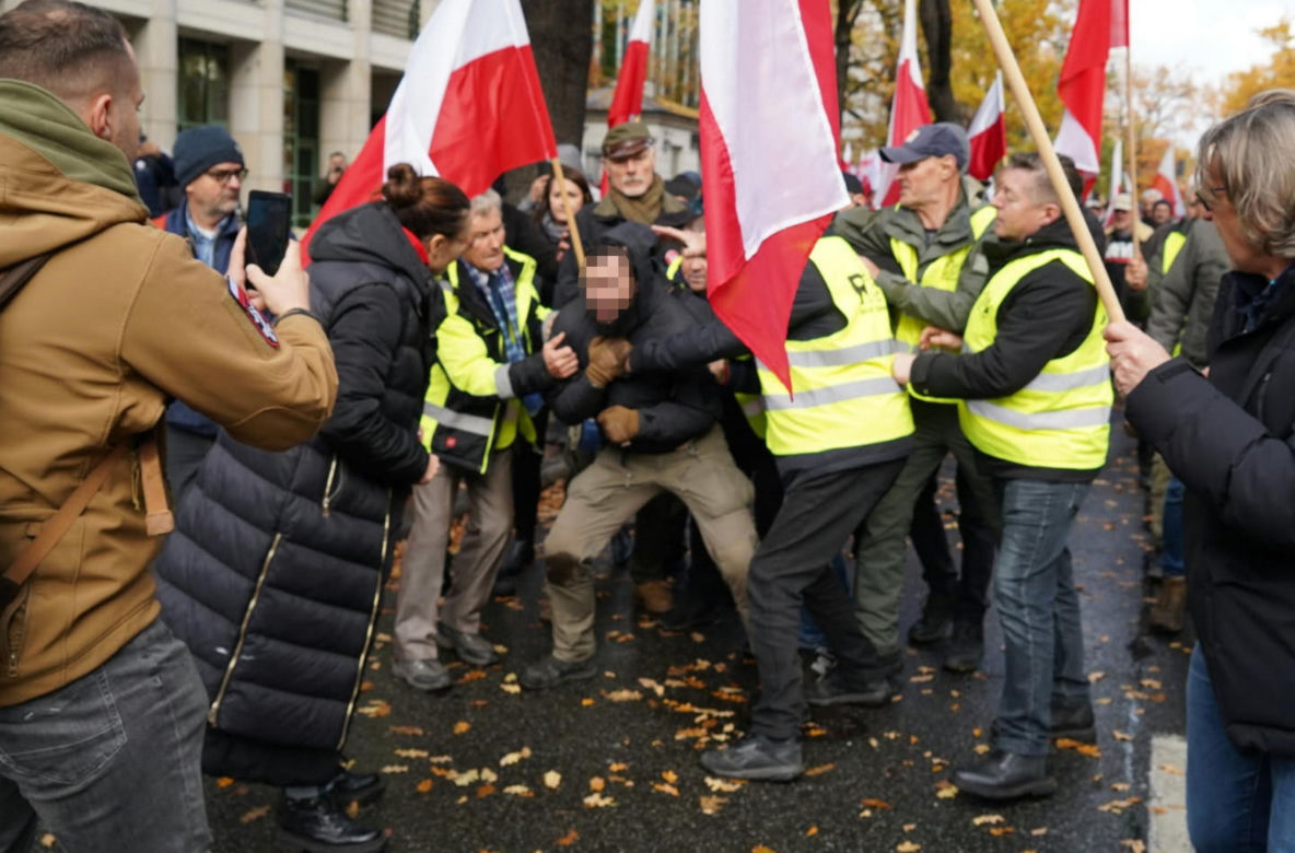 Uderzył kobietę przed Trybunałem Konstytucyjnym. Miał przy sobie nóż, pistolet i narkotyki!