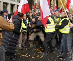 Uderzył kobietę przed Trybunałem Konstytucyjnym. Miał przy sobie nóż, pistolet i narkotyki!