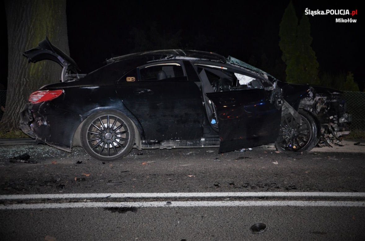 Mikołów: 20-latek rozbił mercedesa! W środku cztery osoby [ZDJĘCIA]