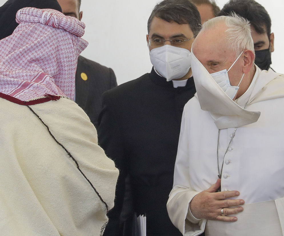 Watykan radzi nad papieską peleryną. Poważny problem