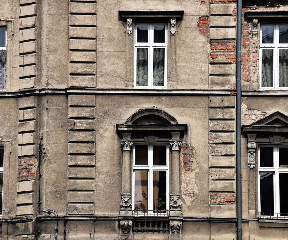 Nowe fakty: 29-latka zabiła się wypadając z balkonu kamienicy. Co sprawdzają śledczy?