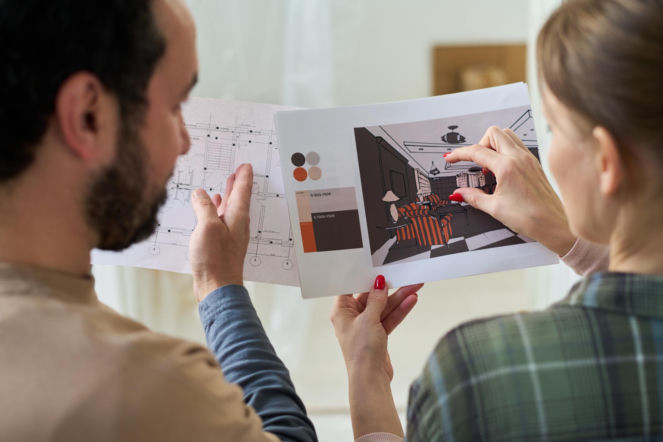 Planowanie wnętrza domu: para omawia projekt i kolory