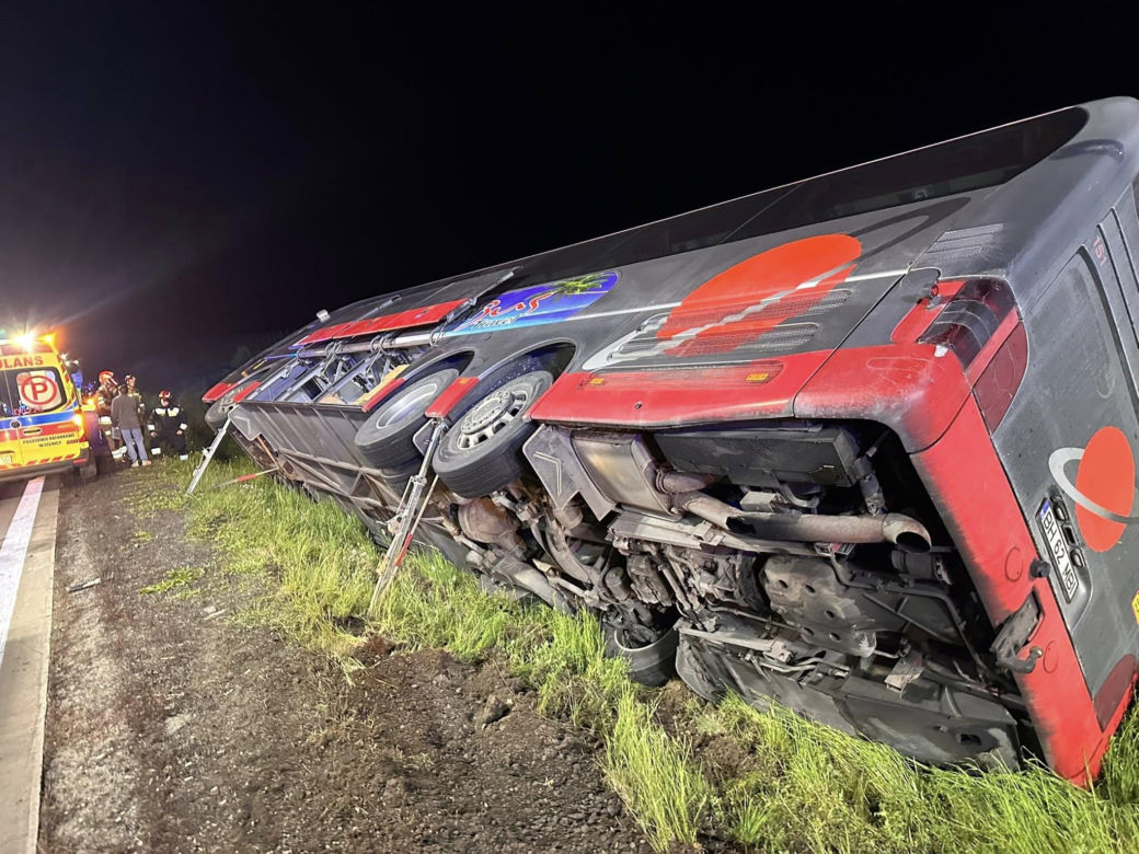 Wypadek autokaru wojskowego na autostradzie A4. Wielka akcja służb ratunkowych [ZDJĘCIA]