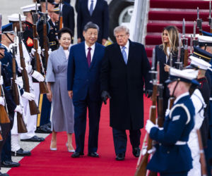 Przywódca Chin przyleciał do USA. Też przeszedł po czerwonym dywanie