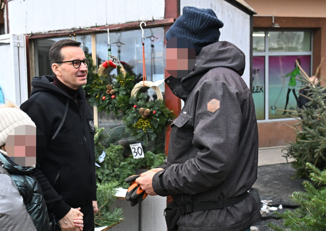 Morawiecki kupuje choinkę na święta