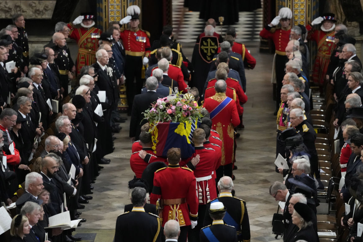 Trumna z Królową przybyła do Westminsteru