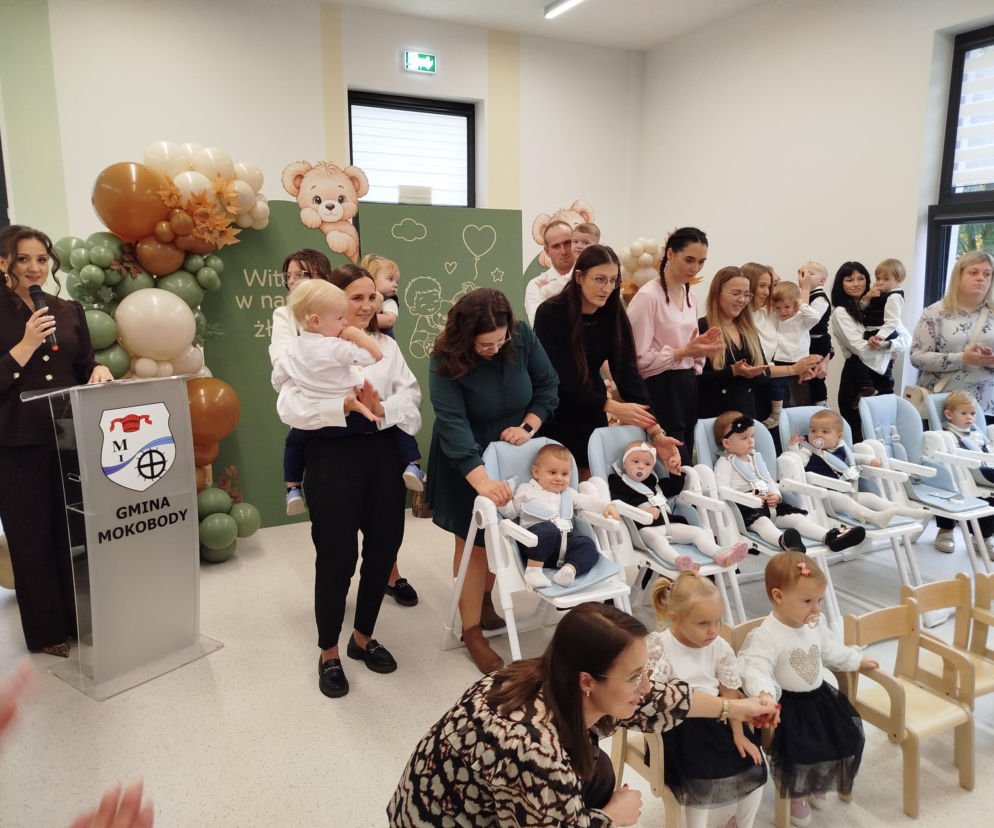 Uroczystość otwarcia żłobka w Mokobodach. Dzieci siedzą w krzesełkach, obok opiekunowie. O wydarzeniu czytaj na Eska Siedlce.