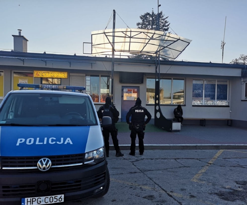 Na granicy czekał na nich 10-letni syn. Sądeccy policjanci zrzucili się na transport dla Ukraińców