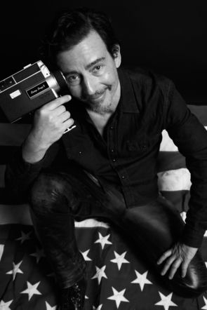 Nowojorczyk z polskimi korzeniami zachwyca Amerykanów. „Tłumaczyłem babci na polski amerykańskie telenowele”