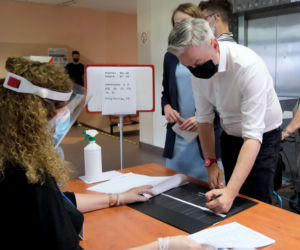 Wybory 2020 Robert Biedroń ze swoim partnerem Krzysztofem Śmiszkiem oddali głosy