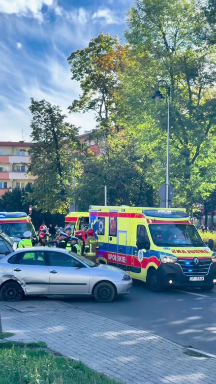 Groźny wypadek w centrum Opola. Auto wjechało w pieszych na chodniku