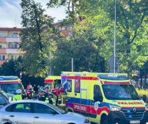 Groźny wypadek w centrum Opola. Auto wjechało w pieszych na chodniku